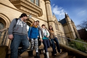 Sinh viên nước ngoài bị trục xuất vì làm thêm quá giờ tại Anh